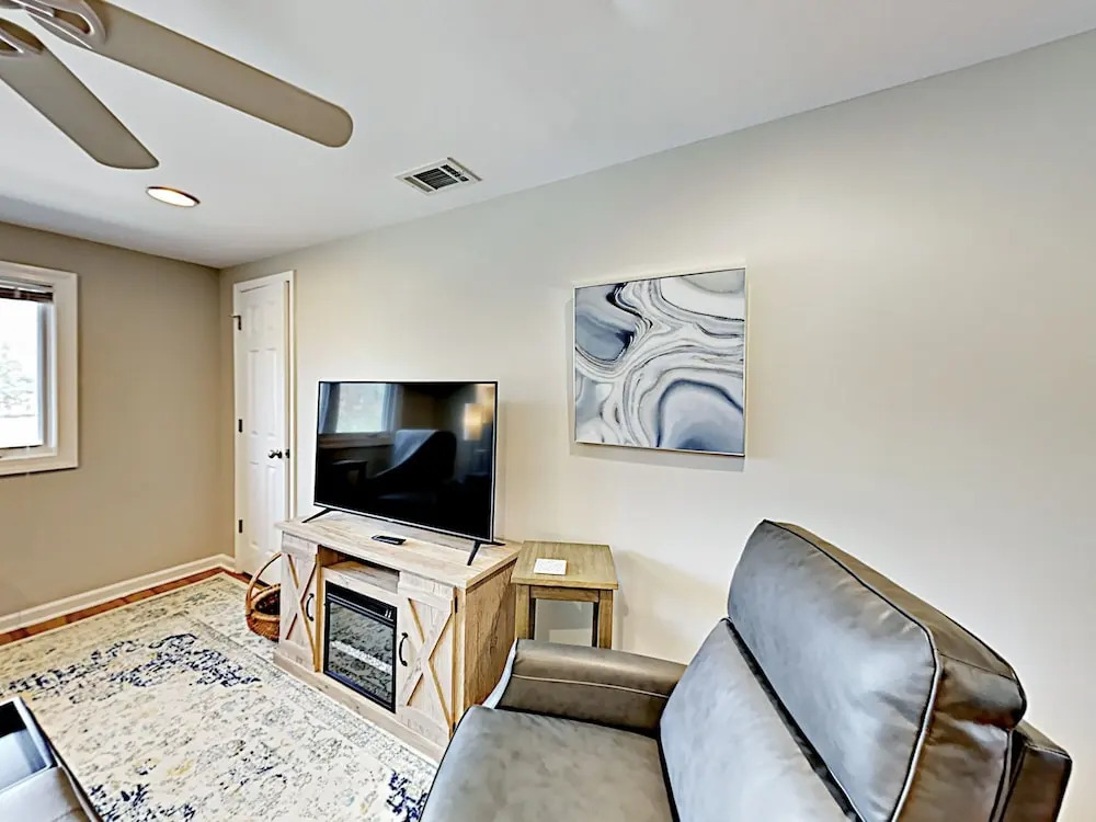 New Listing! 2 Amazing Units, Walk To Forsyth Park 4 Bedroom Duplex