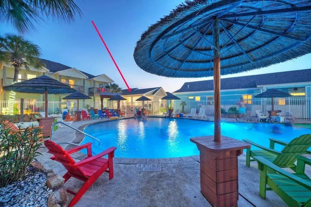 Shared Pool & Playground 2blocks to Town/eateries Pirate's Lair by Avantstay