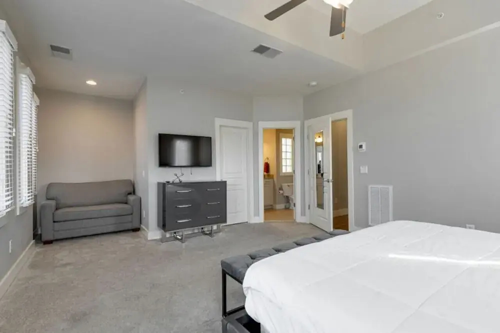 Corner King - King Size Beds, Close to Vandy & Broadway