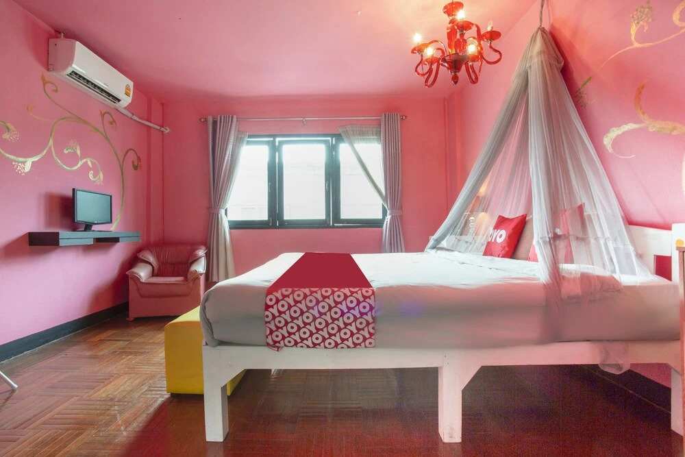 OYO 75303 V Home Guesthouse Sunday Night Market