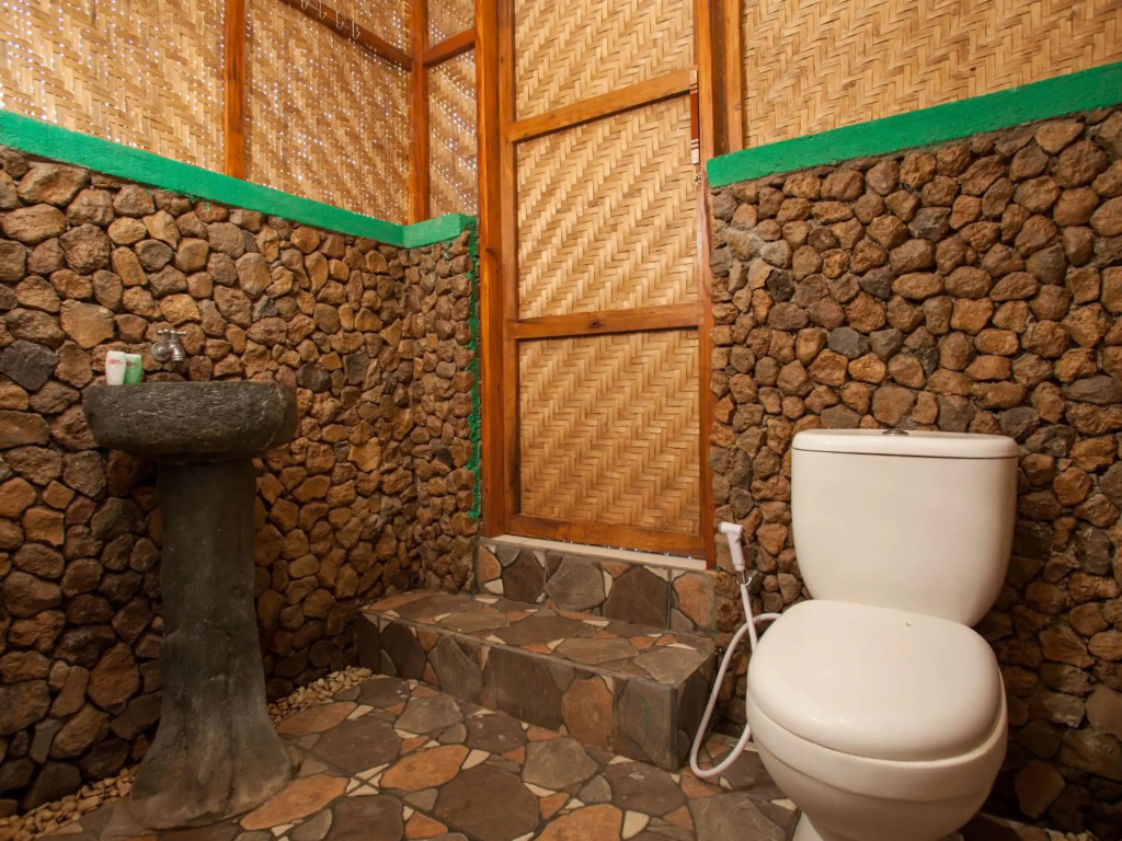 RedDoorz Near Karangasem Train Station 2