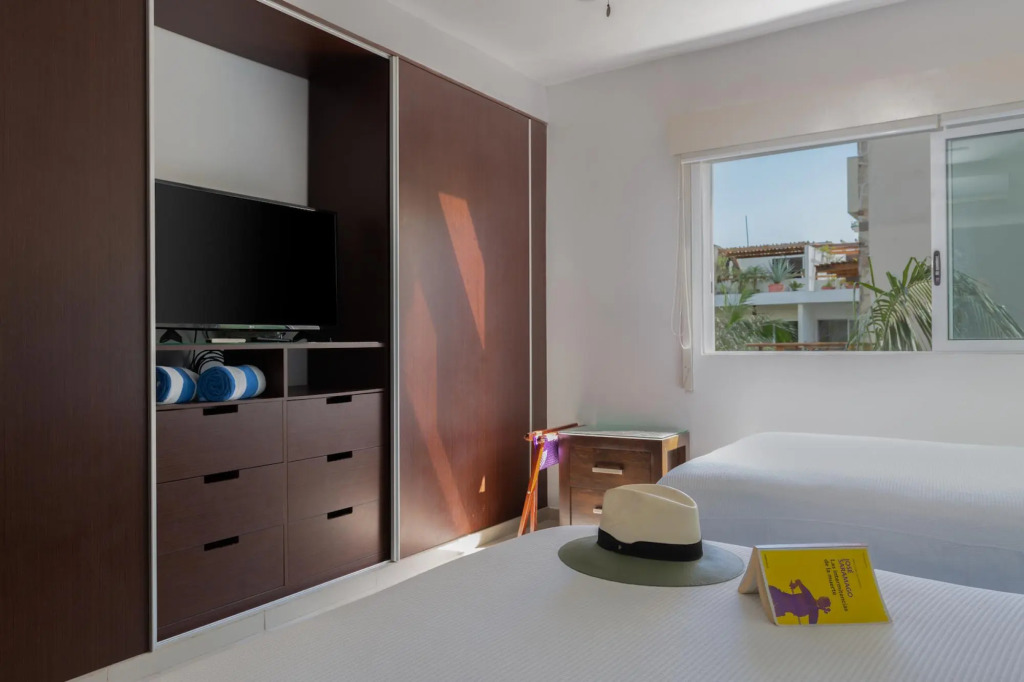 Exclusive 2 Level 3 BR Penthouse | Private Hot Tub & Roof | WiFi | Great Amenities & GYM