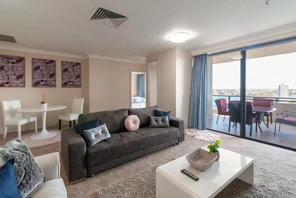 Milsons Point Apartment with Harbour Bridge Views
