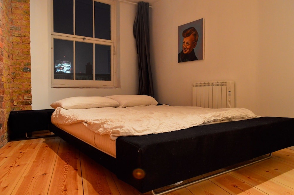 Stunning and Arty Penthouse Flat near Borough Mark