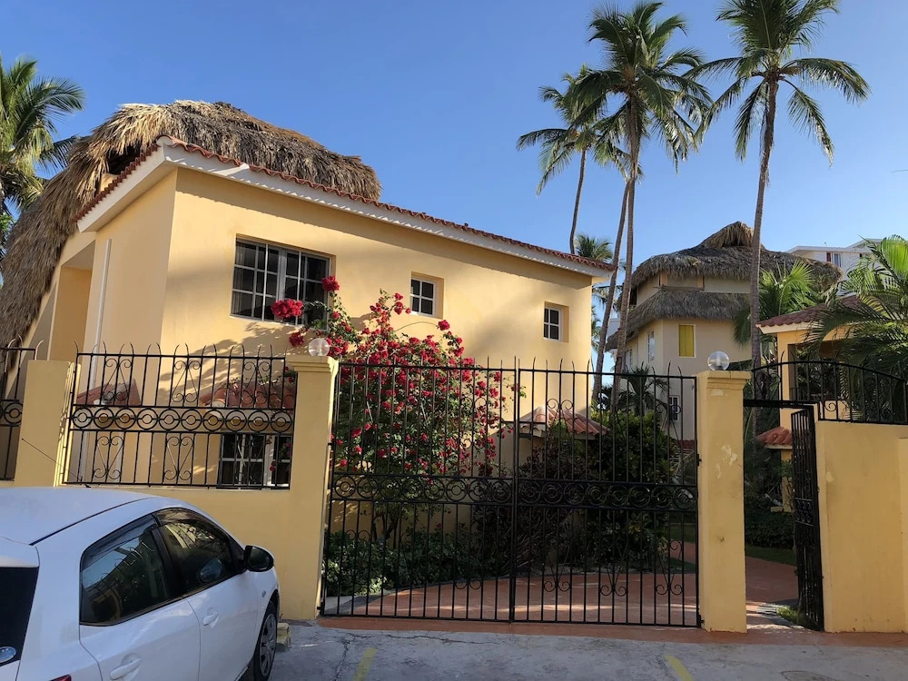A1 Florisel - Right On The Beach!
