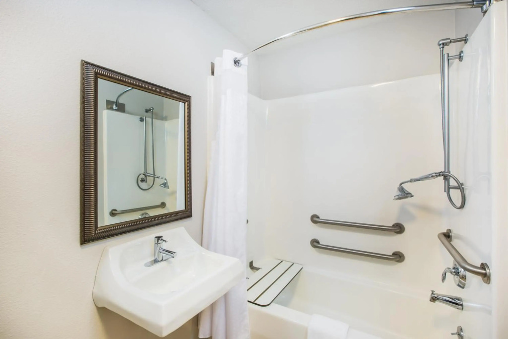 Holiday Inn Express & Suites Bellevue -Omaha Area- by IHG