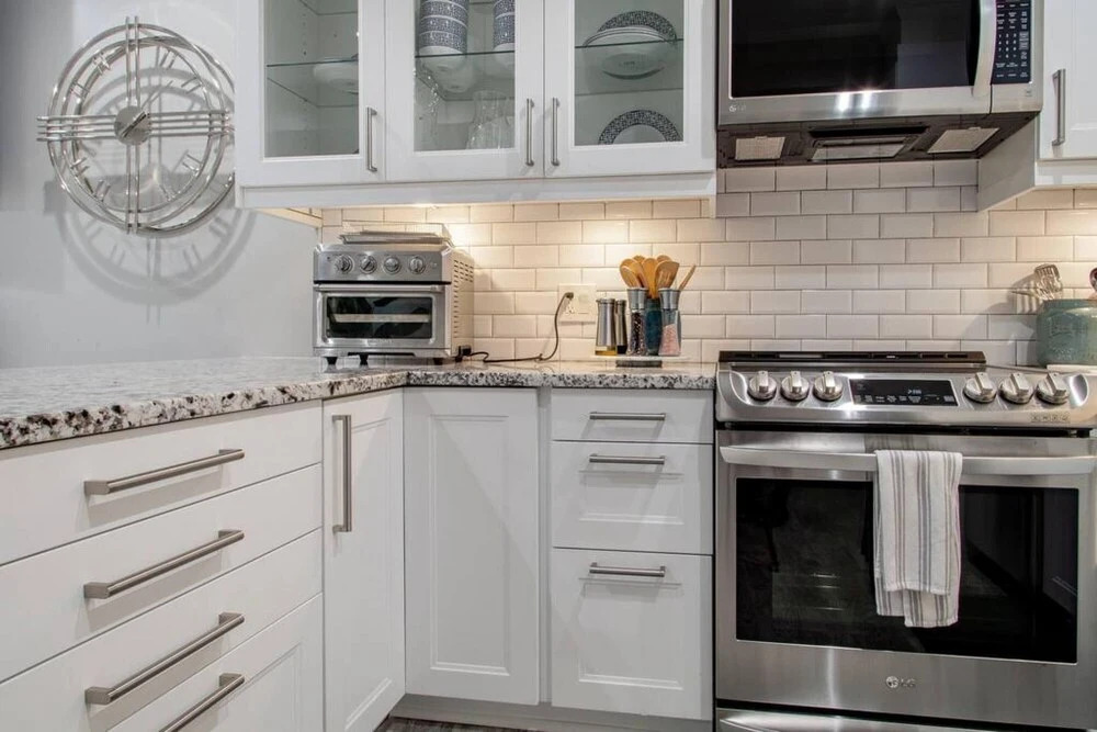 Stunning English Basement Only Steps From DMV Metro Subway Shopping Restaurants