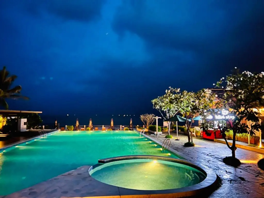 ARIA RESORT-FREE SWIMMING POOL, Relax by sea Hồ bơi miên phí và bãi tắm riêng, 40m ra biển