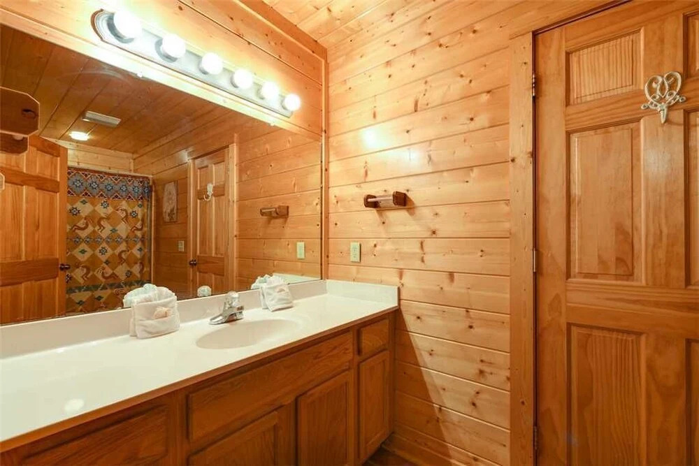 Mountaintop Lodge - Eight Bedroom Cabin