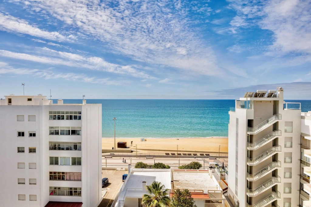 Luxorious Beachside Apartment w Pool & Seaview
