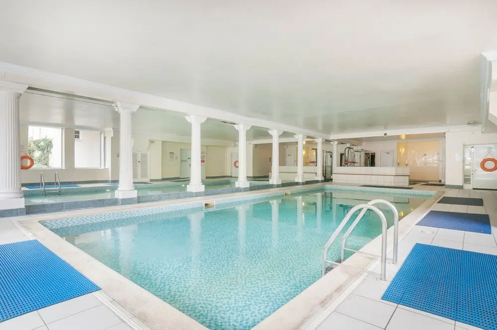 Stunning 2 bed near Haymarket with pool
