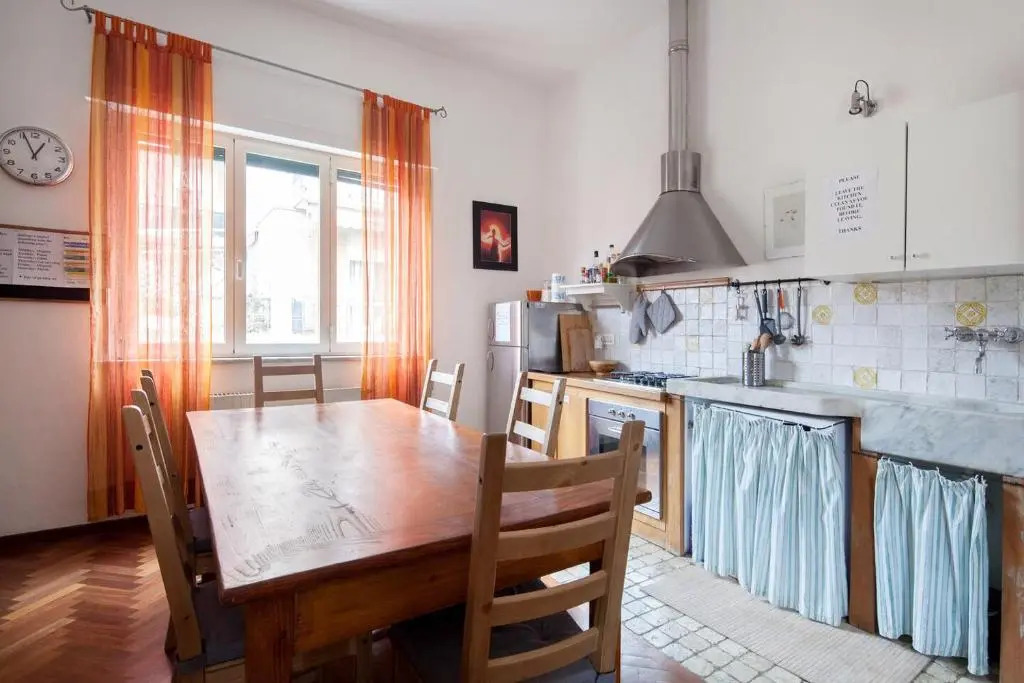 3 Bedrooms flat with parking and breakfast