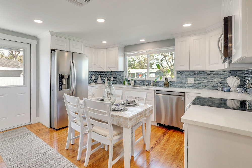 7 Mi to Indian Rocks Beach: Breezy Family Retreat!