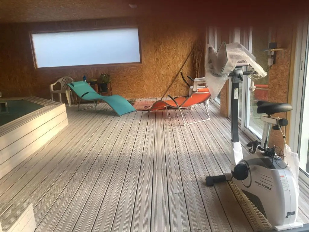 Séjour avec piscine chauffée