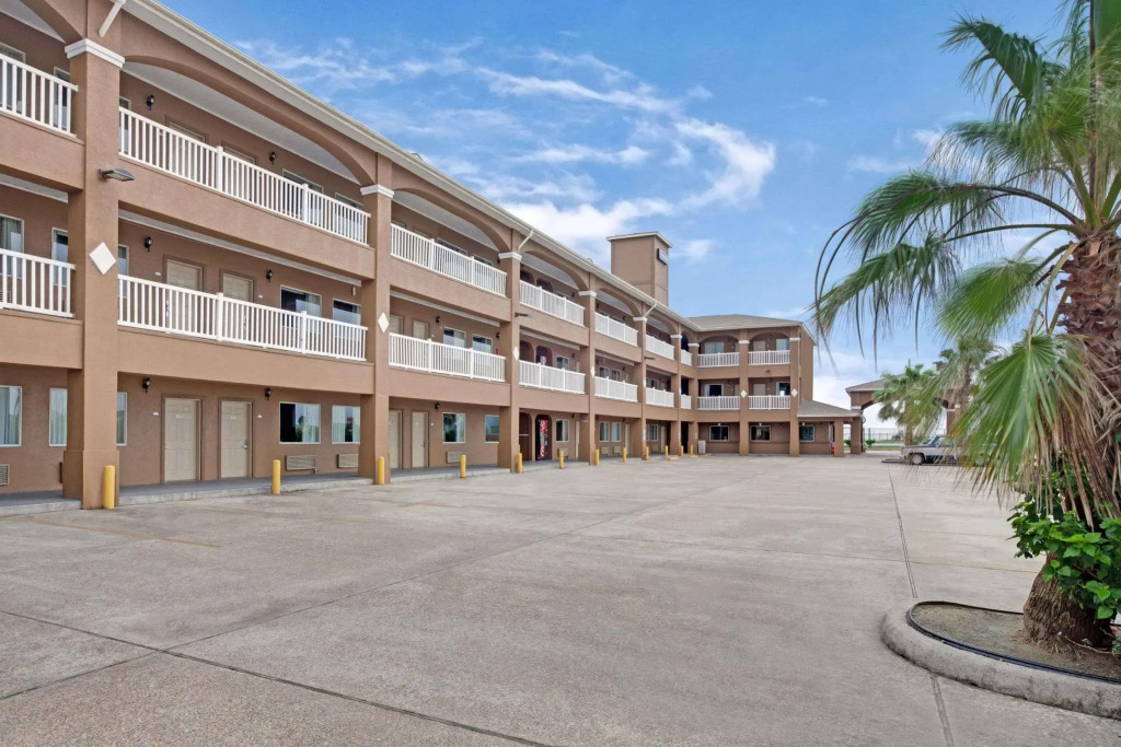 Red Roof Inn PLUS + Galveston - Beachfront