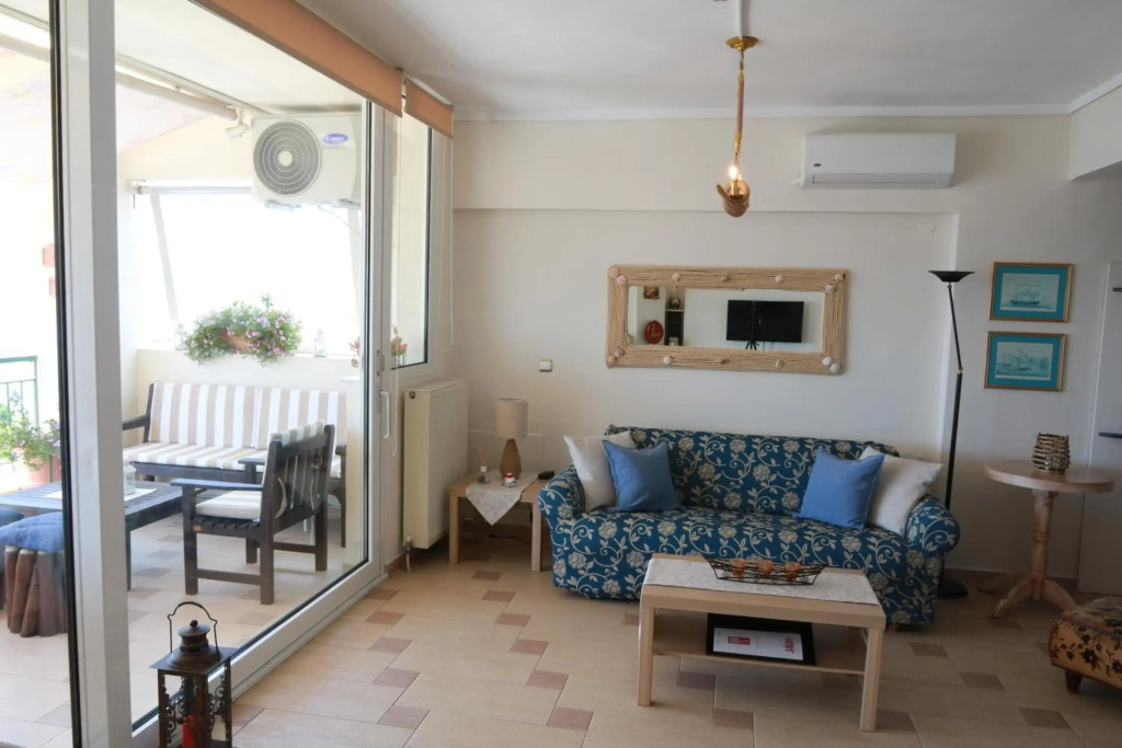 Apartment with marina view