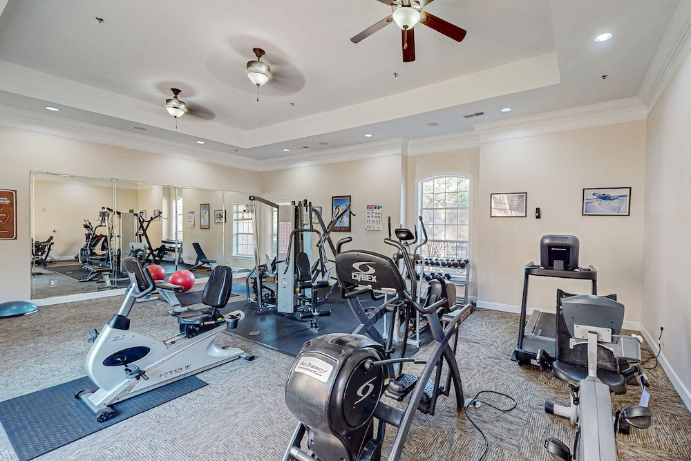 Fantastic Lake-view Condo With Pool, hot Tub, Balcony, AC & Kitchen -near Disney