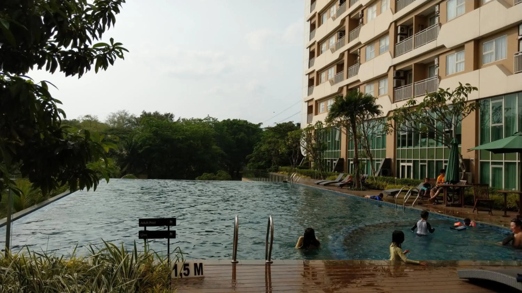 3BR Trivium Cikarang free Netflix Disney & PrimeVideo with pool & lake view