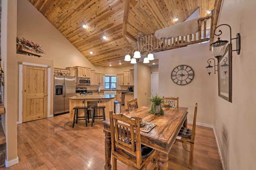 Spacious Pinetop Country Club Cabin w/ Deck!