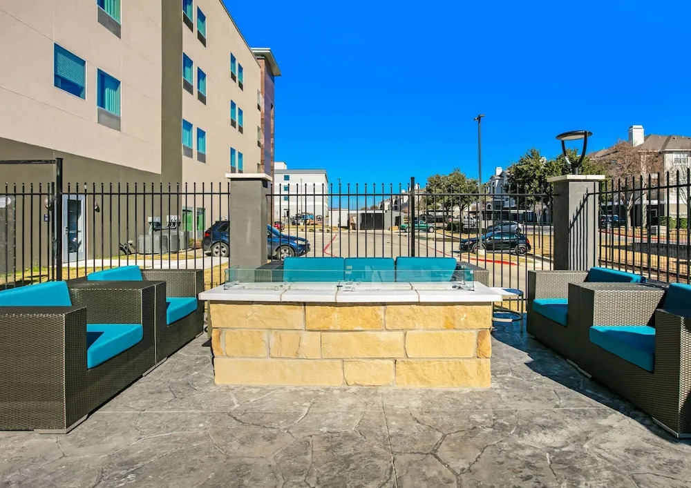 La Quinta Inn & Suites by Wyndham DFW Airport West-Glade