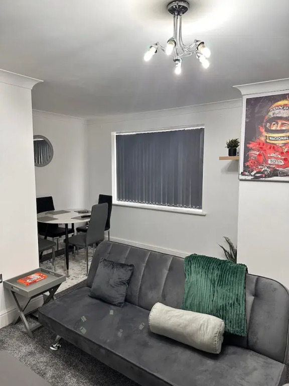 Charming Birmingham Apartment With Mini Balcony and Wifi With a Free Parking