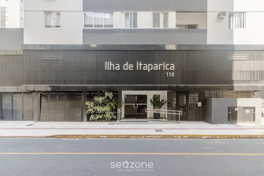 Full 2-bed Apt 80m From the Beach in BC