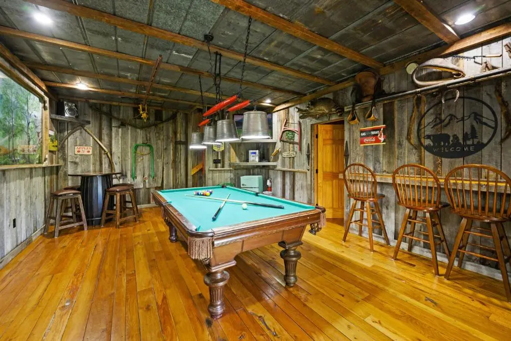 A Wolf's Den Gatlinburg