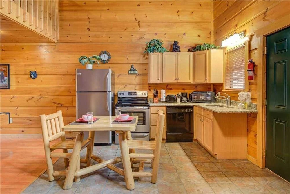Bearadise 1 Bedroom Home with Hot Tub