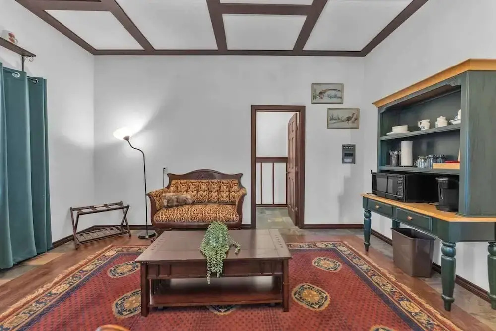 The Vines Retreat, Hot-tubs, Game Room, 10-mins to Downtown!