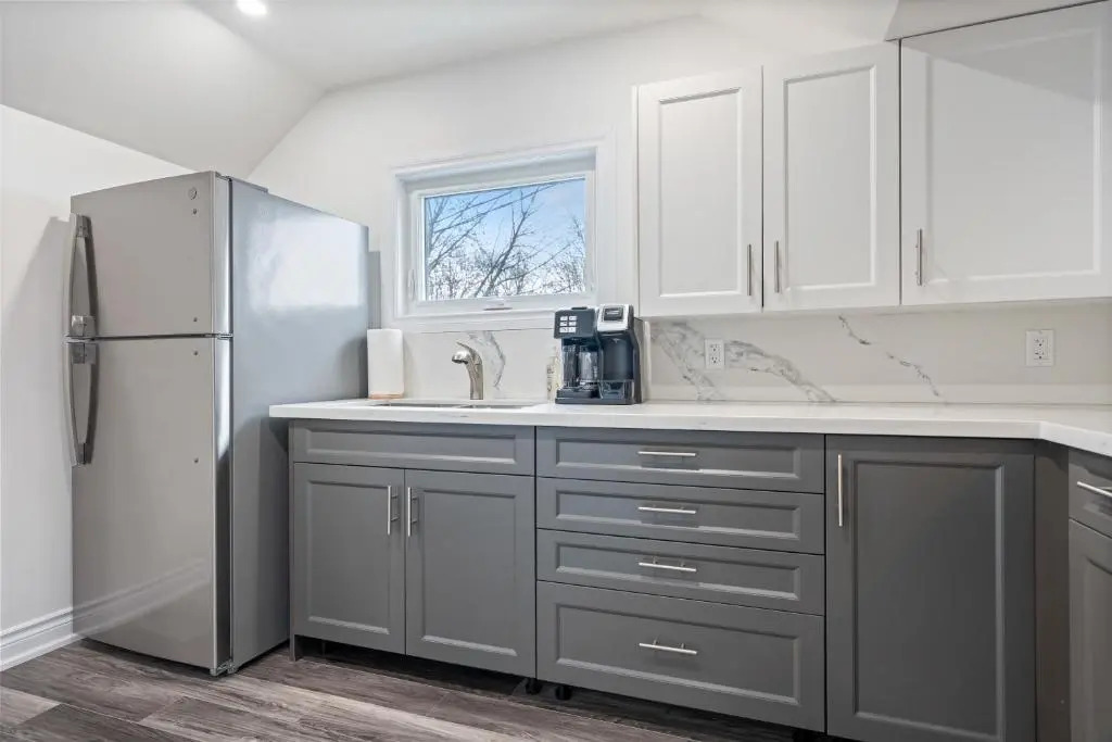 Lake Erie luxurious 2 BDR Condo with Beach access