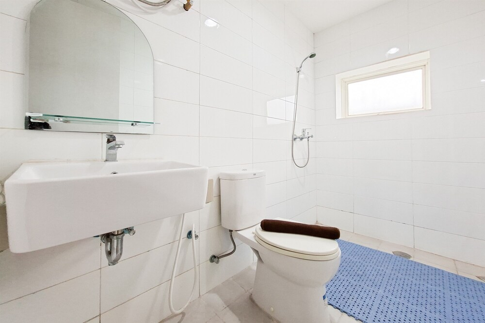 Comfy White 2Br For 3 Pax At Tuscany Residence