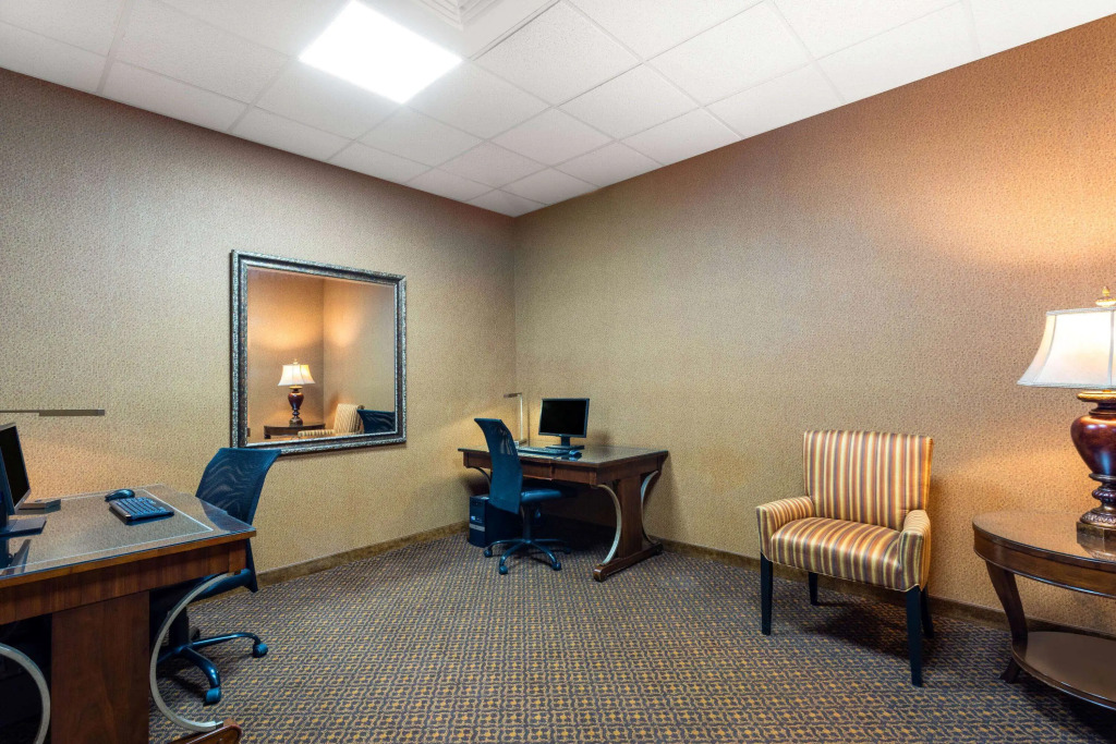 Hawthorn Extended Stay by Wyndham West Palm Beach Airport