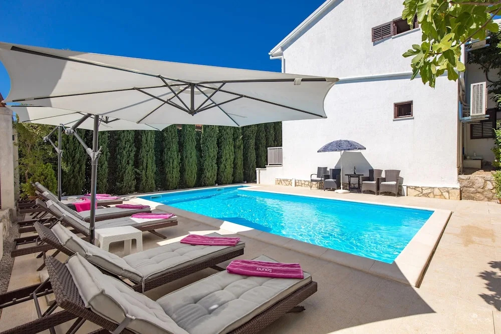 House Rose With Private Pool And Garden