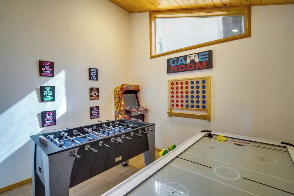 Big Bear Lake Retreat w/ Game Room: 1 Mi to Slopes