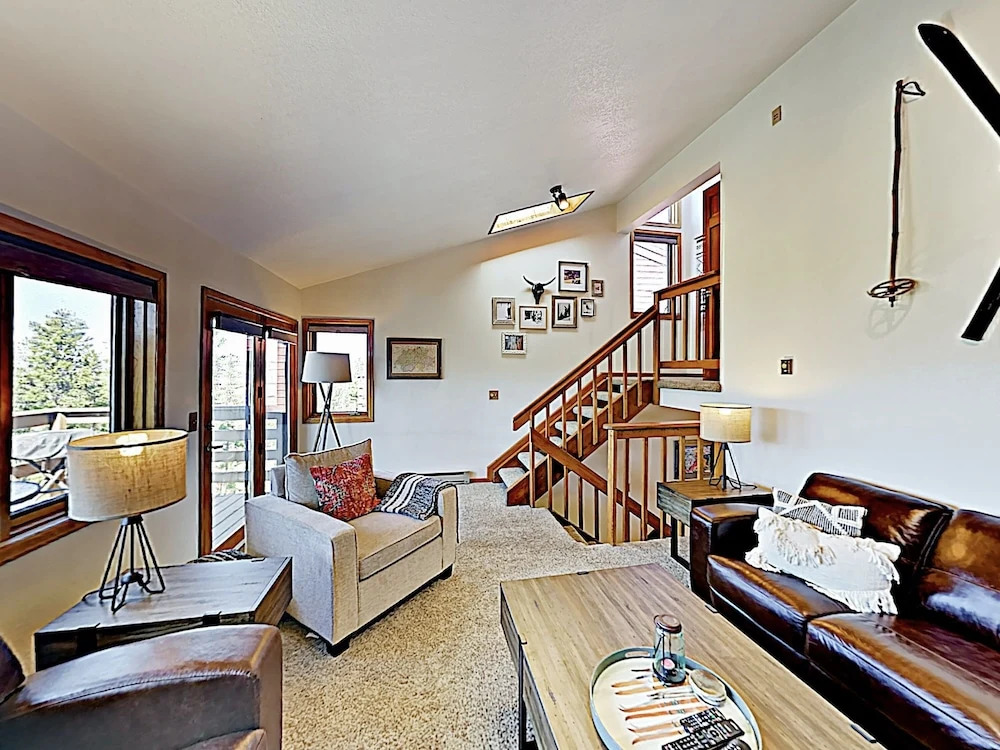 Multi-level Mountain W/ Views & Hot Tub! 3 Bedroom Townhouse