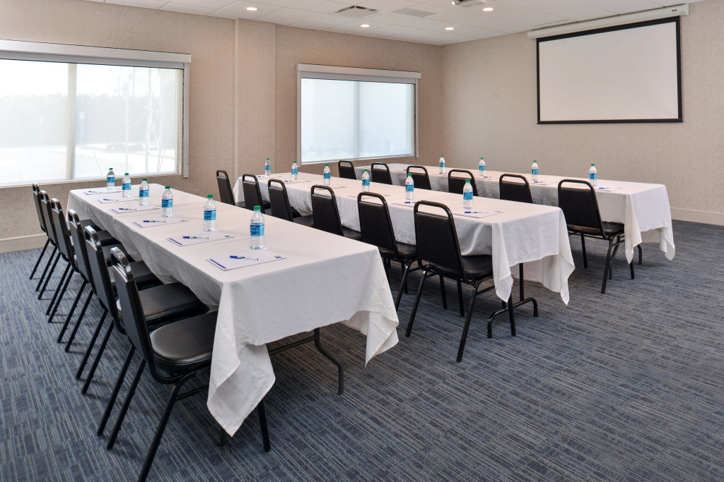 Holiday Inn Express & Suites Farmington Hills - Detroit by IHG