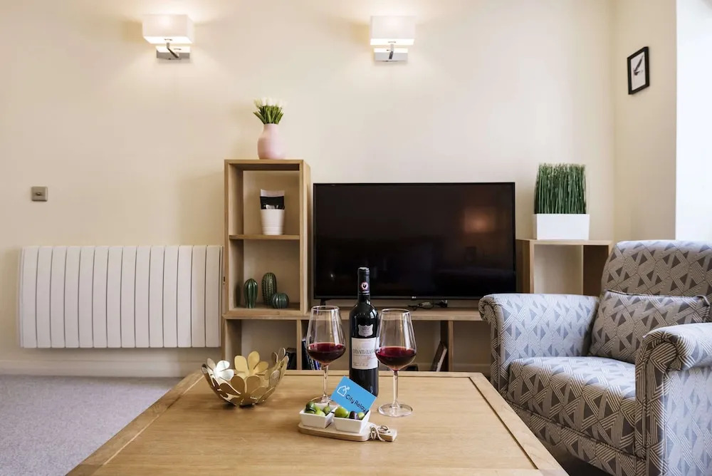 Bright Charing Cross Apartment