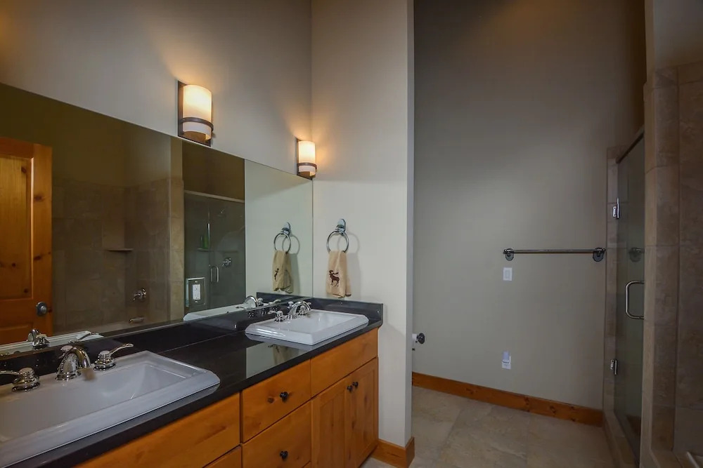 Glacier Paradise 5 Bedroom Townhome