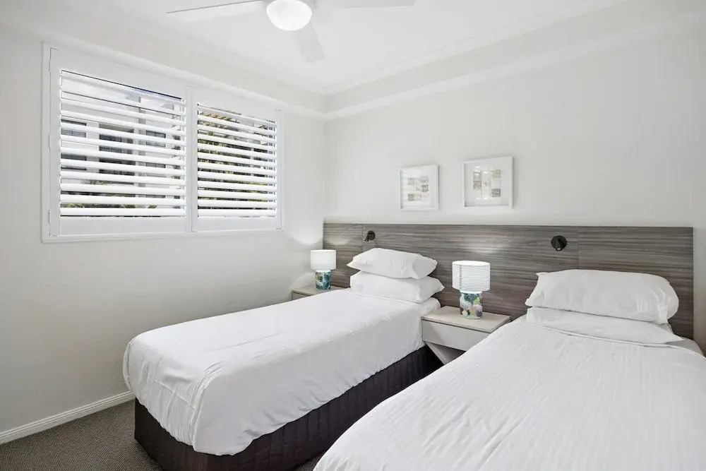 Beachside 2-bed With Pools, Gym, BBQ and Parking