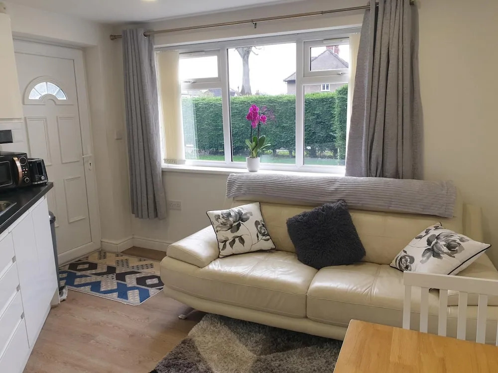 Modern 1 bed Apartment, 10 Mins to Leeds City Cent