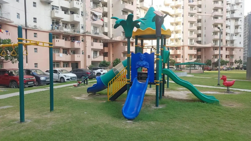 Zest-Noida ExpresswayS143-2BHK-Couple,Party and NRI friendly Place with Kitchen ,living room ,pick drop and car rental