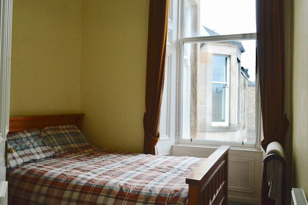 Period Flat With Parking & Arthurs Seat Views