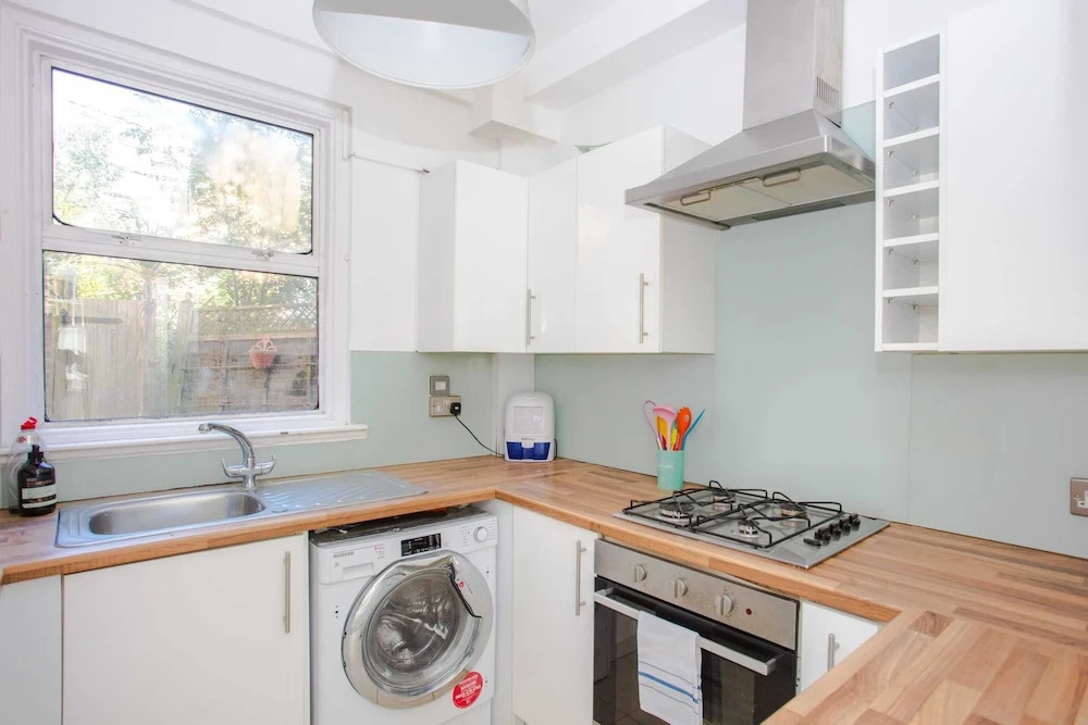 Modern & Spacious 2 Bedroom Flat Near Clapham Common