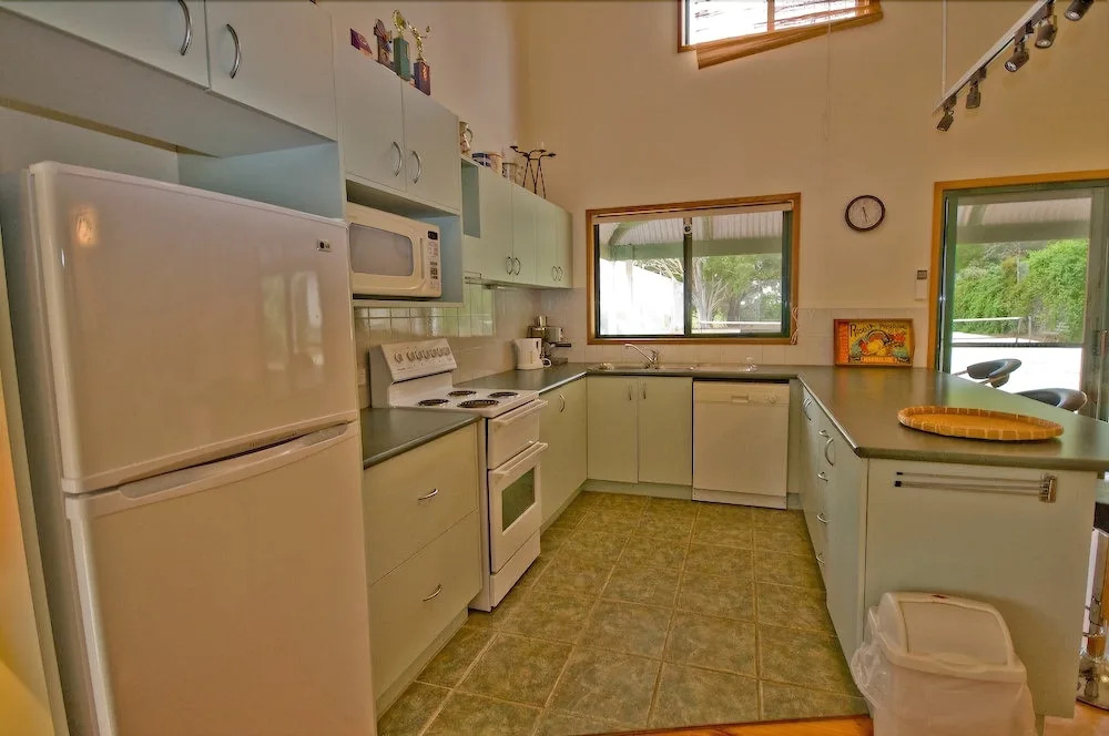 Cliff House Cottage - Modern Metung Retreat