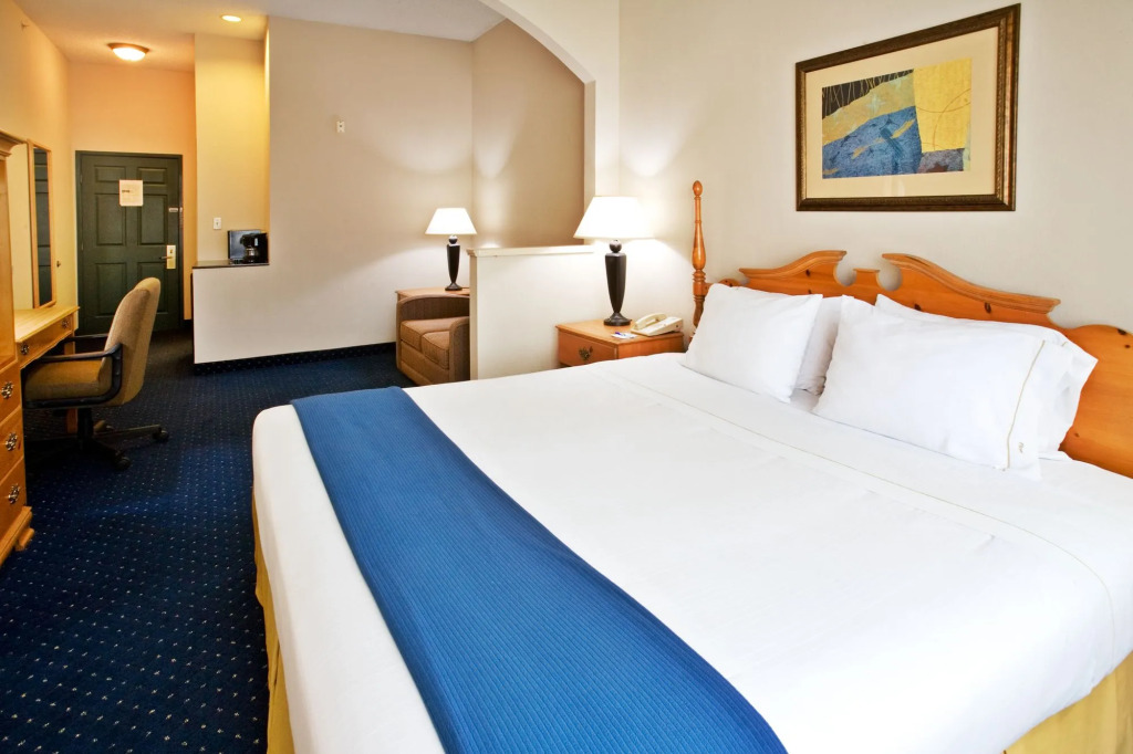 Holiday Inn and Suites Addison by IHG