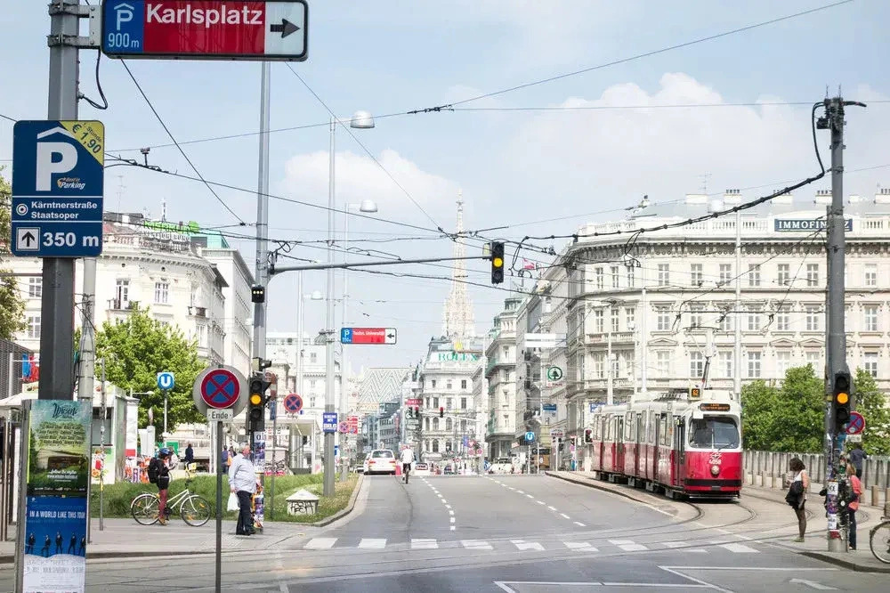Design-Apartment Karlsplatz with Balcony