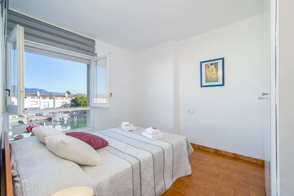 Apartment in Empuriabrava With Canal View