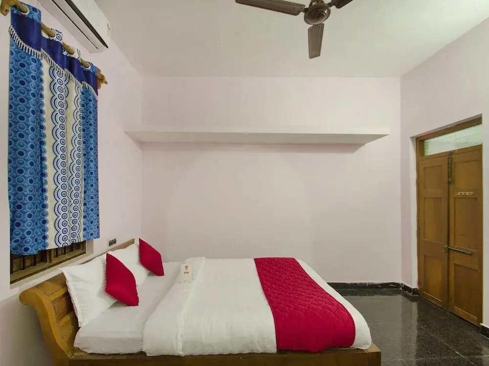 Home Grand by OYO Rooms