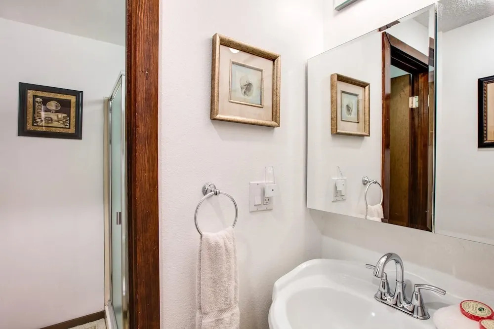 31sw - Fireplace - Wifi - Washer/dryer - Sleeps 4 2 Bedroom Home by RedAwning
