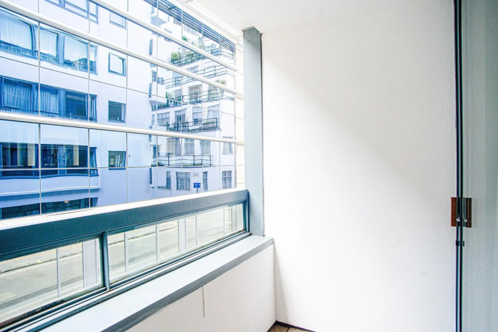 Spacious One Bed Apartment w Balcony in Farringdon